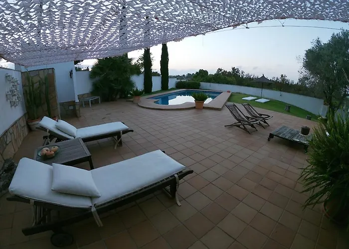 Con Piscina Y Barbacoa